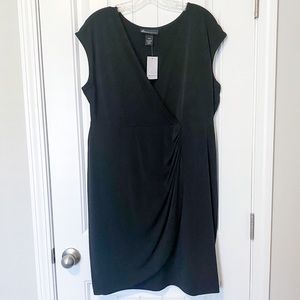 ⚡️LB 14/16 faux wrap midi dress with ruching! NWT